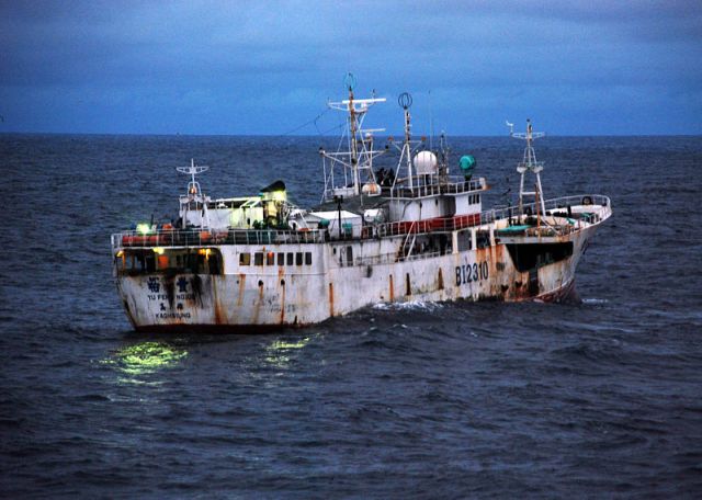 a-taiwanese-flagged-fishing-vessel-suspected-of-iuu-us-navy